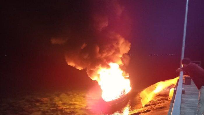 KAPAL PUSKEL TERBAKAR - Kapal Puskesmas Keliling (puskel) Husada 001 terbakar di sekitar perairan Batu Lepe, Kecamatan Siantan, Kabupaten Kepulauan Anambas, Provinsi Kepri, Minggu (19/7) sekira pukul 23.30 WIB.