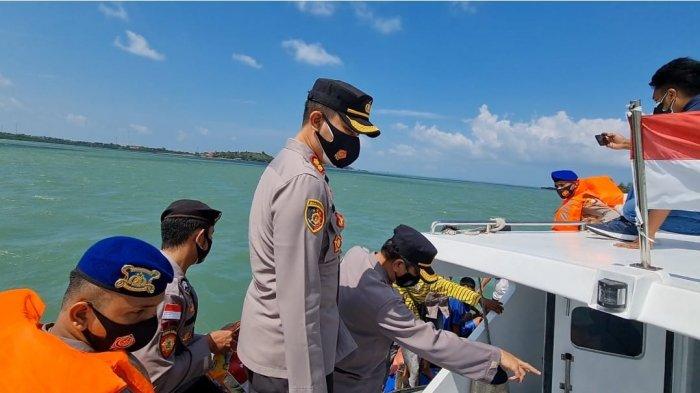 Kapolres Bintan, AKBP Bambang Sugihartono membagikan paket sembako ke nelayan yang melaut di Desa Teluk Sasah, Kecamatan Seri Kuala Lobam, Bintan, Kamis (22/7).