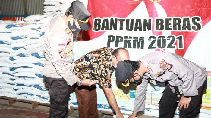 Peninjauan gudang Bulog oleh Kapolres Natuna, AKBP Ike Krisnadian, Kamis (29/7).