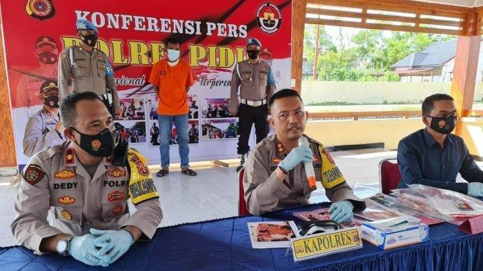 Kapolres Pidie, AKBP Zulhil Destrian menggelar konferensi pers penangkapan Armia di Mapolres setempat