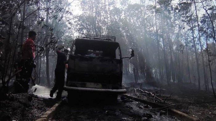 Kondisi mobil damkar yang hangs terbakar saat memadamkan api di hutan lindung Kecamatan Bukit Bestari Tanjungpinang, Senin (22/2/2021).