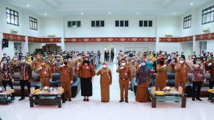 Penyerahan kartu kepesertaan JKK dan JKM kepada sejumlah pegawai non ASN di lingkungan Pemko Tanjungpinang secara simbolis, Senin, (1/2/2021).