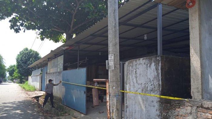 PEMBUNUHAN DI BATAM - Anggota Polsek Bengkong memasang garis polisi di Tempat Kejadian Perkara (TKP) kasus penikaman pekerja furnitur Zulpan hingga tewas, Sabtu (12/4/2021).