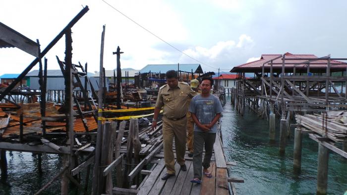 Bupati Anambas Abdul Haris saat meninjau kebakaran di Desa Sri Tanjung, Kecamatan Siantan beberapa waktu lalu.