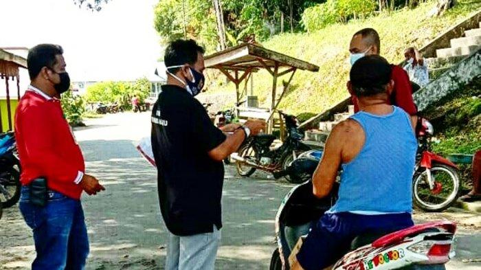 Kecamatan Selayar bersama tim bagikan masker kepada masyarakat cegah penyebaran Covid-19, Sabtu (26/12).