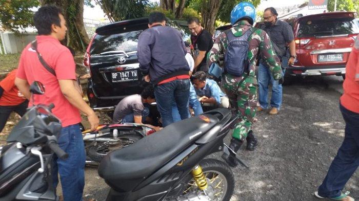 Ilustrasi warga berusaha memindahkan sepeda motor yang terlibat kecelakaan di Jalan Ahmad Yani, Tanjungpinang, Provinsi Kepri, Senin (16/11/2020) siang
