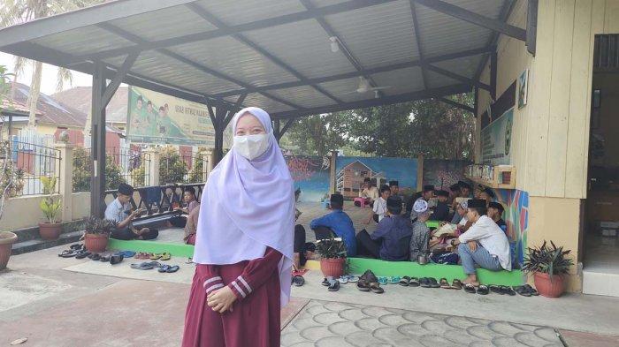 Kepala SMA Pondok Pesantren Tahfidz Baitul Quran, Kecamatan Singkep, Kabupaten Lingga, Encik Rosiana.