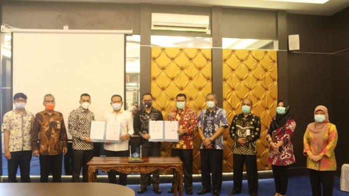 KERJASAMA - Penandatanganan Mememorandum of Understanding (MoU) antara Pjs Bupati Bintan Buralimar dengan Universitas Brawijaya di ruang Rapat II Kantor Bupati Bintan, Kamis (5/11/2020).