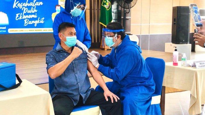 Ketua Apindo Kepri Akhirnya Dapat Vaksin Corona, Dua Kali Gagal Akibat Tensi Darah Tinggi. Foto Ketua Apindo Kepri saat menerima vaksin corona di lantai 4 Pemko Batam, Jumat (29/1/2021).