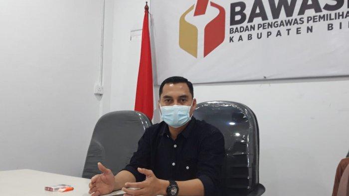 BAWASLU BINTAN - Ketua Bawaslu Bintan, Febriadinata mengungkapkan, pasangan calon nomor urut dua Pilkada Bintan diduga melanggar protokol kesehatan saat kampanye di Kecamatan Bintan Utara.