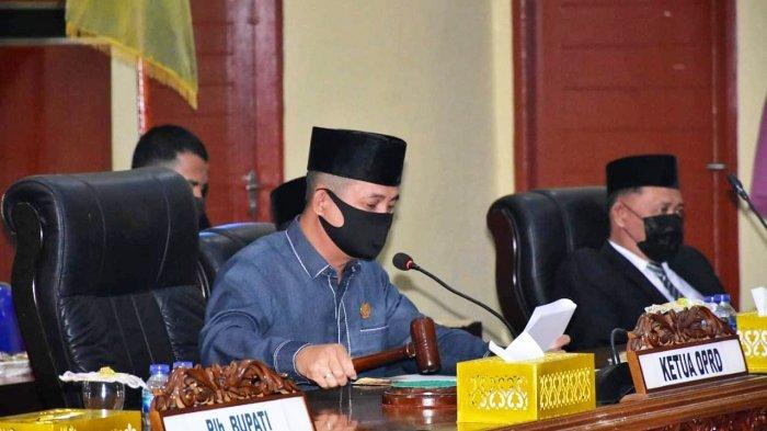 Ketua DPRD Kabupaten Lingga, Ahmad Nasirudin dalam rapat Paripurna pengesahan Bupati dan Wakil Bupati Lingga, Senin (22/2/2021).