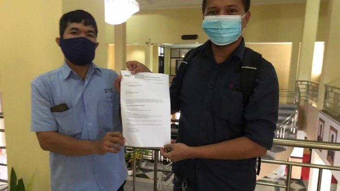 FSPMI BINTAN - Ketua Konsulat Cabang FSPMI Bintan, Andi Sihaloho menunjukkan 9 poin penolakan UU Cipta Kerja di Kantor DPRD Bintan beberapa hari lalu.
