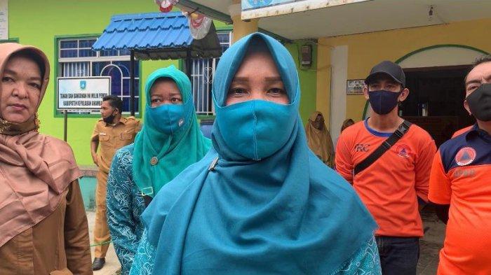 Ketua PKK Kabupaten Kepulauan Anambas, Heryana memantau penerapan belajar di hari pertama tatap muka di Anambas, Senin (14/9/2020).