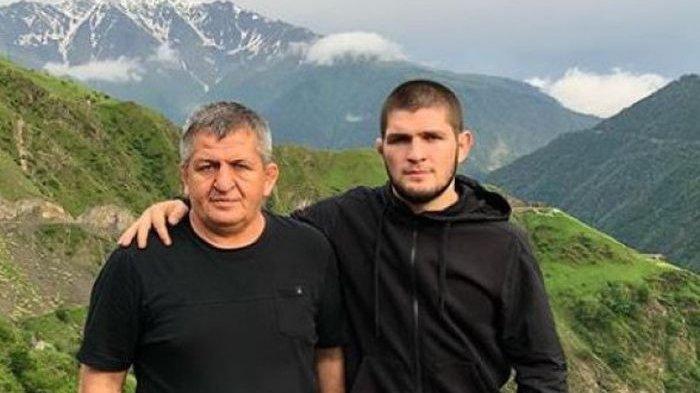 Khabib Nurmagomedov bersama ayahnya Abdulmanap Nurmagomedov