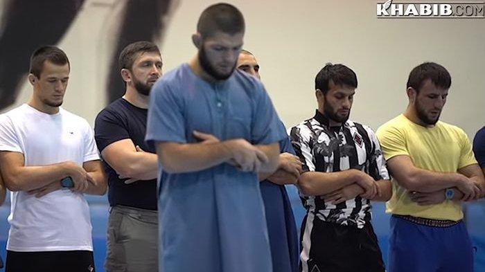 Atlet MMA Khabib Nurmagomedov memimpin salat berjemaah bersama rekan-rekan di sela-sela persiapan menuju UFC 254