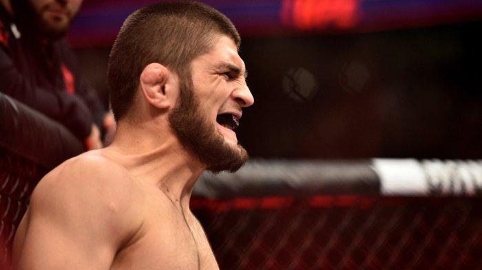 Khabib Nurmagomedov bersiap-siap memulai pertarungan di octagon