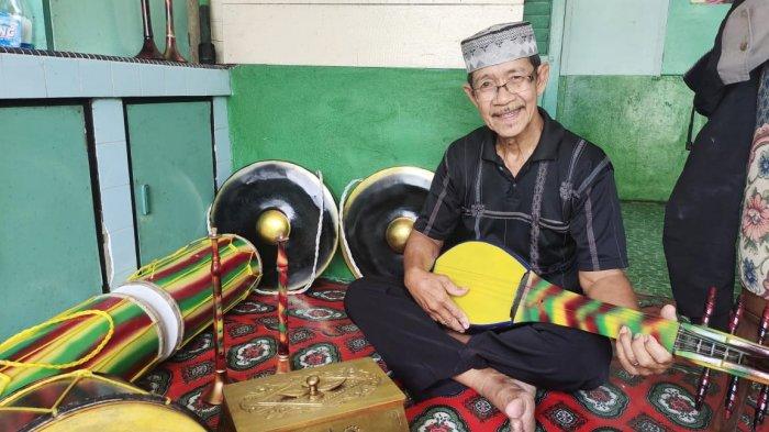 Kakek Jakarta atau Tok Ta, seorang perajin alat kesenian tradisi Melayu di Desa Kote, Kecamatan Singkep Pesisir, Kabupaten Lingga, Provinsi Kepri.