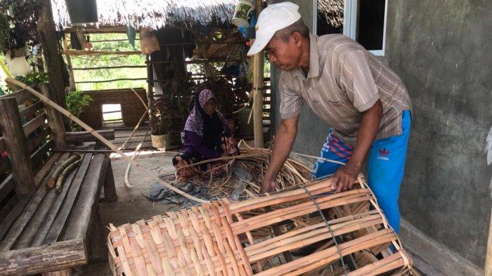 Foto Sunuk dan istrinya, Salma membuat keranjang rotan di rumahnya di Jalan Karang Rejo di Kelurahan Kawal, Kecamatan Gunung Kijang, Kabupaten Bintan, Provinsi Kepri, Senin (19/4/2021).