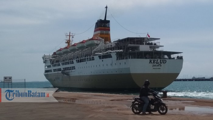 KM Kelud lepas sadar dari pelabuhan Batuampar dengan mengangkut penumpang menuju ke Tanjungpriok, Minggu (3/5/2018).