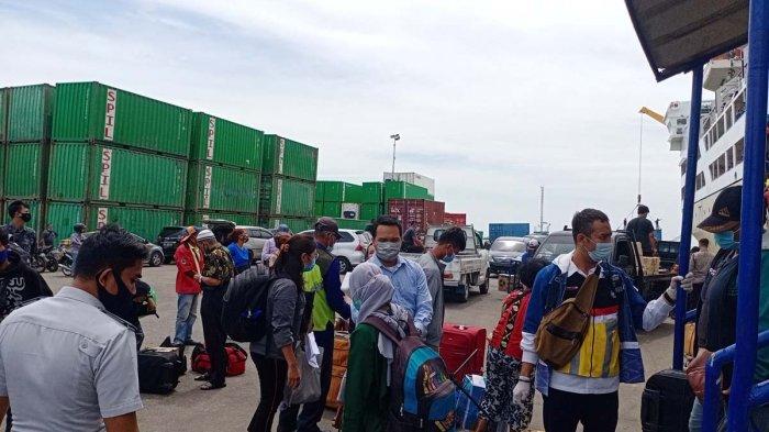 Penumpang KM Umsini saat turun di Pelabuhan Batu Ampar Batam, Selasa (16/3/2021).