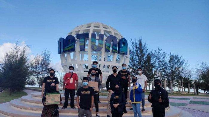 Komunitas Muda Natuna (Komuna) membagikan takjil di Pantai Piwang, Kamis (29/4/2021).