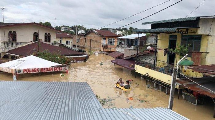 Pascahujan lebat yang melanda Kota Medan, pada Kamis (3/12/2020) malam, sejumlah pemukiman penduduk terendam air, seperti yang terjadiaa di Gg Merdeka, Jalan Katamso