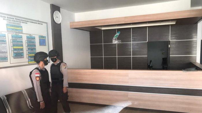 Foto polisi mengawal proses penggeledahan di kantor BP Bintan, Senin (1/3/2021).