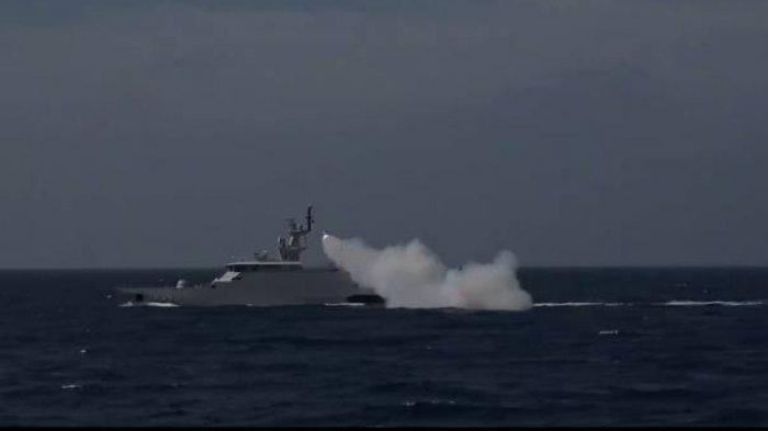 KRI Kujang 642 meluncurkan peluru kendali (rudal) C-705