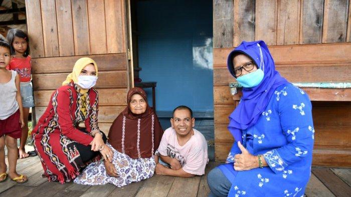 ISTRI PJS GUBERNUR KEPRI - Istri Pjs Gubernur Kepri Sofha Marwah Bahtiar saat berkunjung ke sebuah rumah di Kabupaten Natuna yang dihuni lansia dan anak penyandang disabilitas.