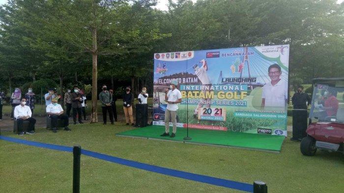 Menparekraf Sandiaga Uno saat membuka Internasional Batam Golf Championship Series 2021, di Lapangan Golf, Club House Sukajadi, Jalan Sudirman, Sukajadi, Kecamatan Batam Kota, Batam, Kepulauan Riau, Jumat (22/1/2021).
