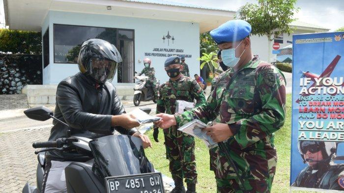 LANUD RAJA HAJI FISABILILLAH - Lanud Raja Haji Fisabilillah membagikan 600 masker, Rabu (11/11/2020). Kegiatan ini sekaligus mendukung Gerakan 5 juta masker untuk menciptakan Pilkada Sehat.
