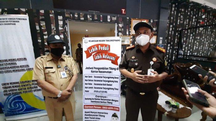 Kepala Kejaksaan Negeri/Kajari Tanjungpinang, Joko Yuhono saat meresmikan pelayanan baru itu di Kantor Kecamatan Tanjungpinang Barat.