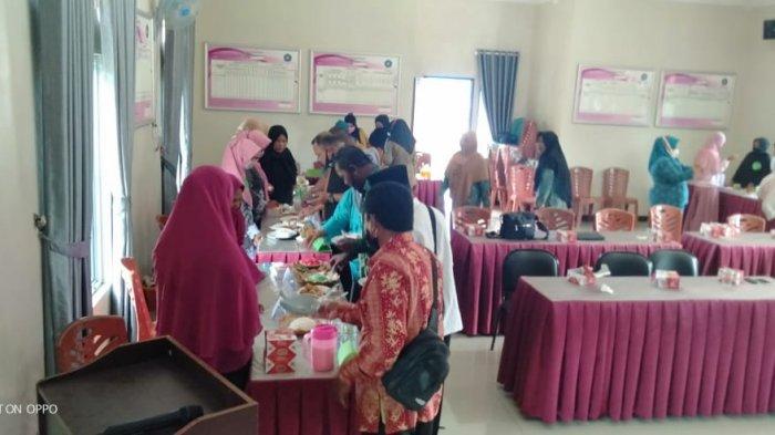 DESA MANTANG BESAR - Warga di Desa Mantang Besar mengikuti lomba masak berbahan dasar ikan, Senin (9/11/2020). Lomba yang digagas aparatur desa ini, bertujuan untuk mengembangkan pemberdayaan masyarakat desa di Kabupaten Bintan, Provinsi Kepri itu.
