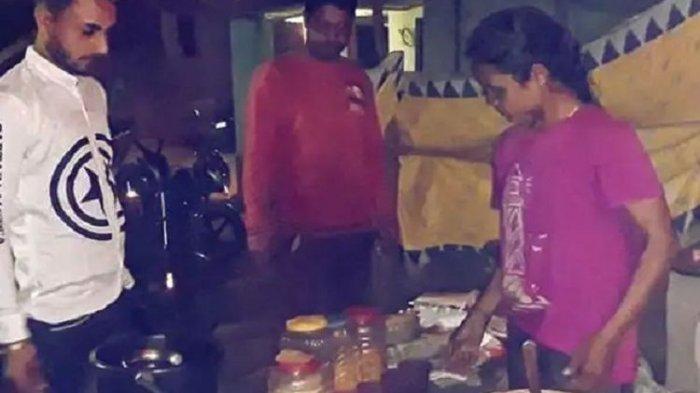 Mamta Tuddu, seorang atlet panahan India ketika melayani pembeli. Dia dilaporkan harus menjual gorengan demi bertahan hidup saat wabah Covid-19 melanda