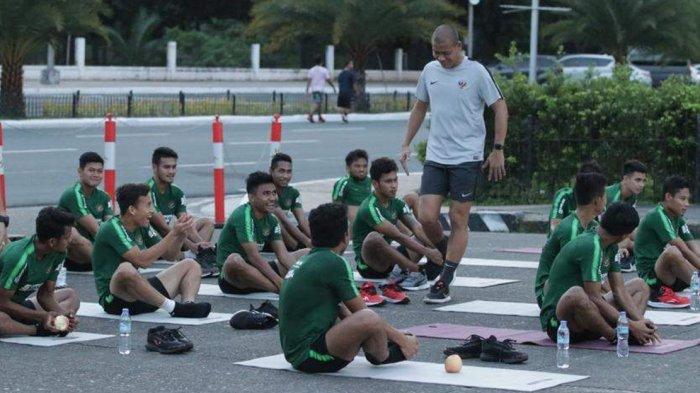 Asisten pelatih Timnas U-19 Indnesia, Nova Arianto saat memimpin latihan