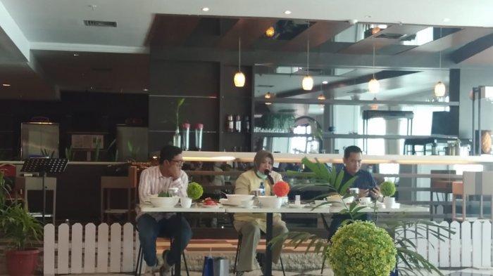 Calon Wakil Gubernur Marlin Agustiana didampingi tim pemenangan dari Nasdem menggelar jumpa pers di salah satu kafe di Batam Center, Satu (19/9/2020). Marlin banyak bercerita sial kesehariannya.