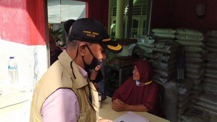 PILKADA KEPRI - Masa tenang Pilkada Kepri terusik, warga Pelita Batam temukan kalender gambar paslon dalam penyaluran sembako Program Keluarga Harapan (PKH), Selasa (8/12/2020).