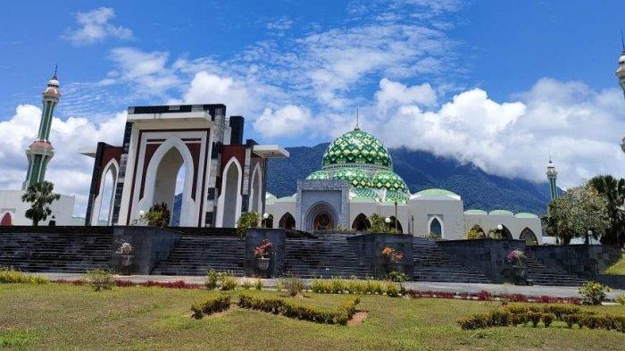 Masjid Agung Natuna di Ranai Kota, Kecamatan Bunguran Timur, Kabupaten Natuna, Provinsi Kepri. Foto diambil beberapa waktu lalu.