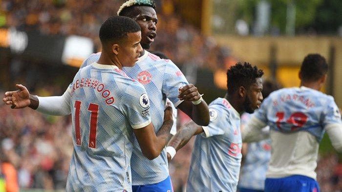 MAnchester United Menang - Pemain Manchester United asal inggris Mason Greenwood (kiri) selebrasi setelah cetak gol dengan rekannya Paul Pogba saat melawan Wolves, Minggu (29/8/2021).
