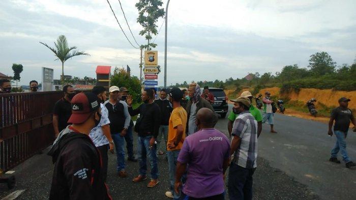 POLRES BINTAN - Massa mendatangi Polres Bintan, Selasa (3/11/2020). Mereka menuntut kejelasan laporan mereka ke Polres Bintan atas dugaan kasus pemukulan terhadap seorang pekerja di PT Bintan Alumina Indonesia (BAI) kepada dua warga Bintan.