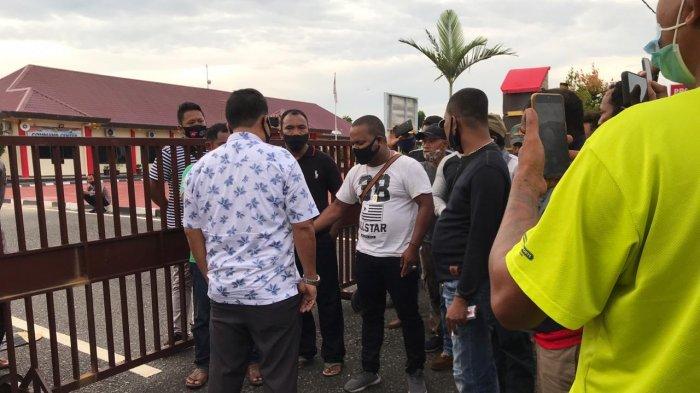POLRES BINTAN - Massa mendatangi Polres Bintan, Selasa (3/11/2020). Mereka meminta kejelasan laporan mereka ke Polres Bintan atas dugaan kasus pemukulan terhadap seorang pekerja di PT BAI kepada dua warga Bintan.