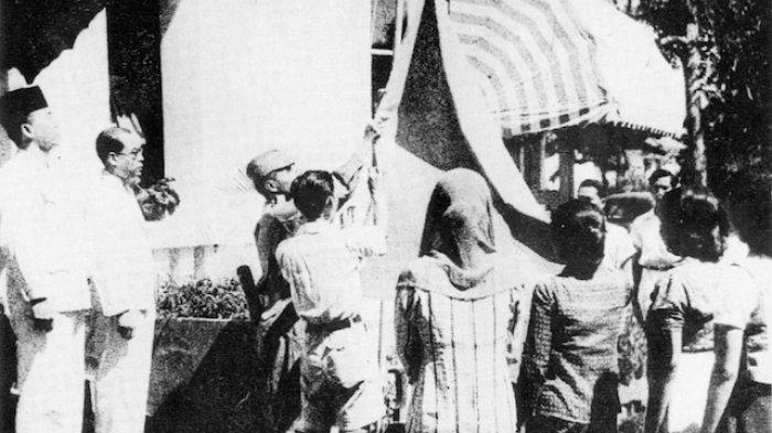 Rakyat Indonesia menaikan bendera pada masa-masa perjuangan kemerdekaan bangsa Indonesia