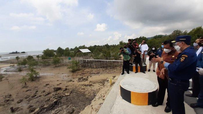 Kunjungan Menteri Perhubungan Republik Indonesia, Budi Karya Sumadi meninjau dua proyek Bandara Raja Haji Abdillah dan Pelabuhan Malarko di Kabupaten Karimun, Provinsi Kepri.