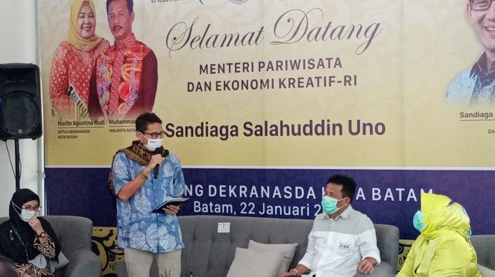 Menparekraf Sandiaga Uno ke Batam, Pakai Batik Khas Batam, Puji Hasil Karya Anak Daerah. Foto Menparekraf Sandiaga Uno saat berbincang dengan Wali kota Batam dan istri Marlin Agustina di Gedung Dekranasda Batam, Jumat (22/1/2021).