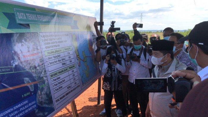 Menteri Perencanaan Pembangunan Nasional/Kepala Bappenas Suharso Manoarfa saat mengecek tapak Jembatan Batam Bintan, Kabupaten Bintan, Provinsi Kepri, Jumat (23/4/2021).
