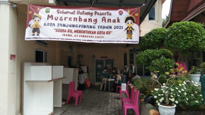 Sejumlah anak yang tergabung dalam Forum Anak Kota Tanjungpinang didampingi DP3APM Kota Tanjungpinang dan Bapelitbang Kota Tanjungpinang.
