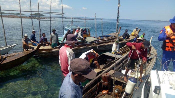 Satpolairud Polres Lingga bersama warga setempat sedang mencari nelayan Desa Tajur Biru, Kecamatan Temiang Pesisir, Kabupaten Lingga yang hilang, Rabu (21/4/2021).
