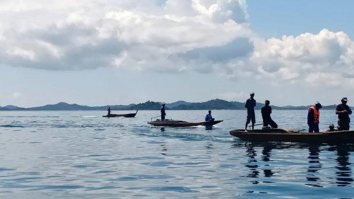 Satpolairud Polres Lingga bersama warga setempat sedang mencari nelayan Desa Tajur Biru, Kecamatan Temiang Pesisir, Kabupaten Lingga yang hilang, Rabu (21/4/2021).