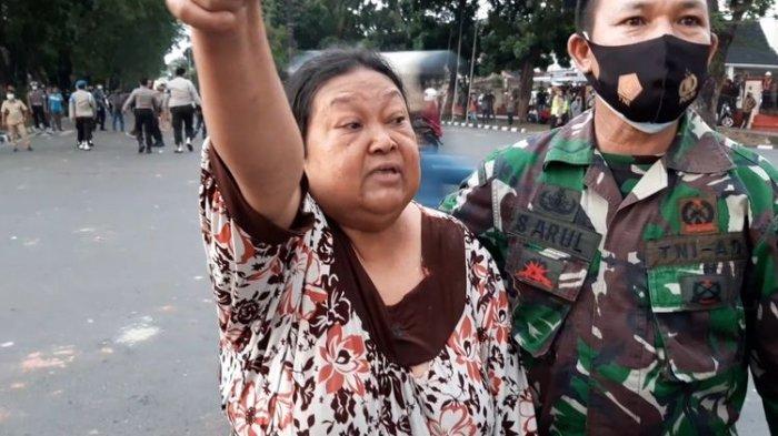 Roslina warga jalan RE Martadinata, Kota Jambi, marah pada polisi karena gas air mata masuk ke pemukiman saat demonstrasi penolakan Omnibus Law rusuh, pada Selasa (20/10/2020) sore.
Artikel ini telah tayang di Kompas.com dengan judul
