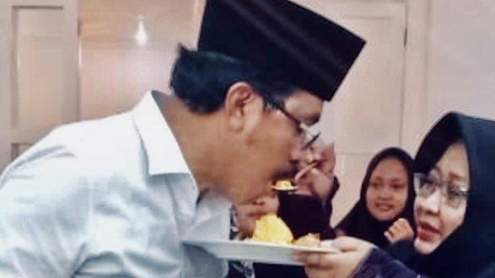 SUAPAN ISTRI - Istri Gubernur Kepri Noor Lizah menyuapi suaminya Nurdin Basirun, pada acara ulang tahun ke-61 Nurdin di Rumah Jabatan Gubernur Kepri, 7 Juli 2018. Nurdin ditangkap KPK, setahun kemudian, 11 Juli 2019 dalam kasus dugaan gratifikasi di rumah jabatannya.
